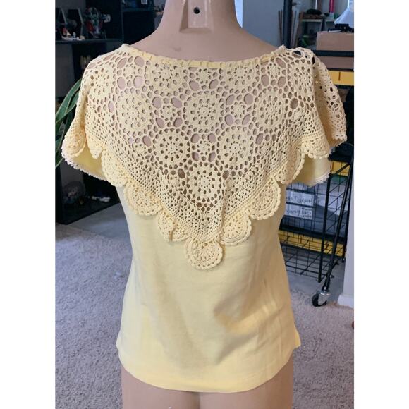 Light yellow crochet face flutter sleeve top size M - Picture 4 of 4